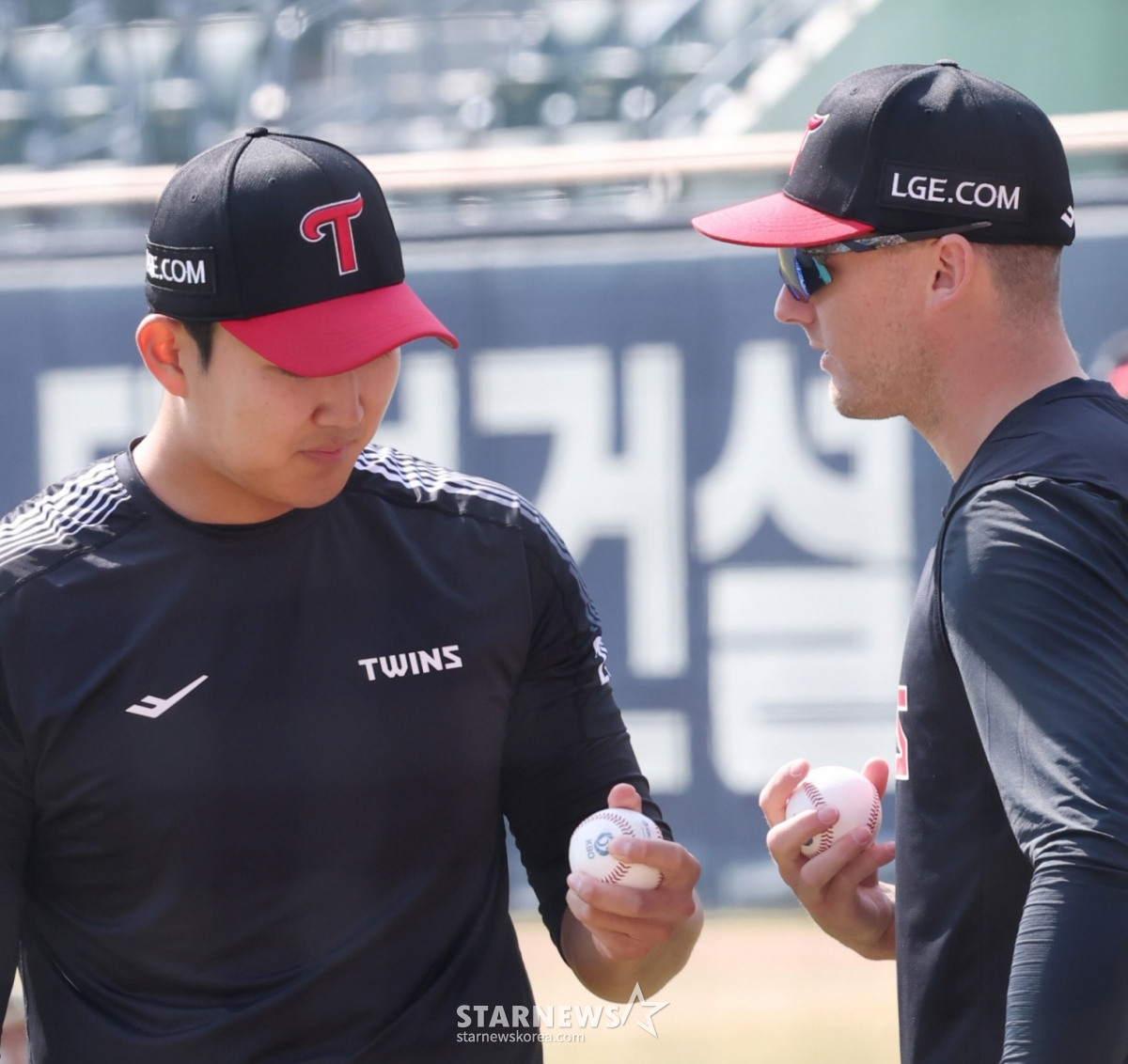 The 2026 Shinhan SOL Bank KBO League exhibition game between LG Twins and Kiwoom Heroes was held on the 23rd at Seoul Jamsil Baseball Stadium. LG's Son Ju-young (left) is seen training while conversing with Tollhurst. /Photo=Kim Jin-kyung, Correspondent
