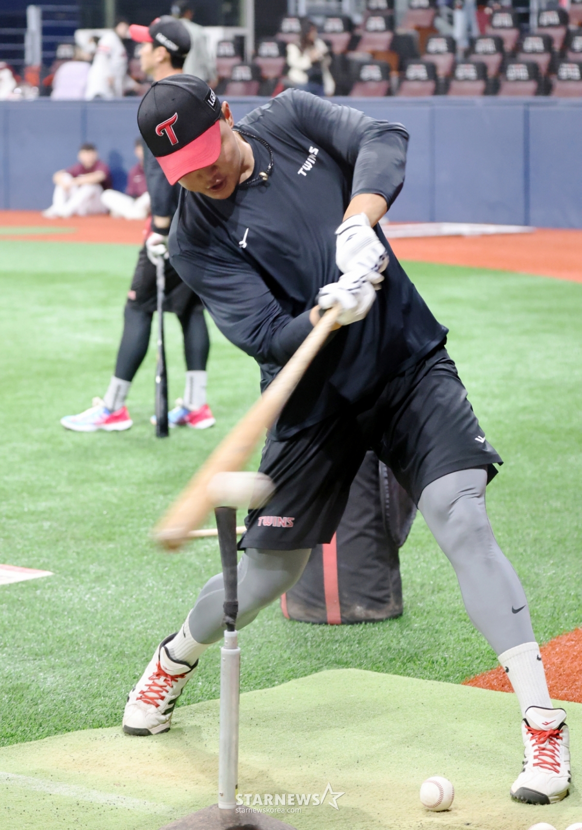 "Jamsil Big Boy" Lee Jae Won đang huấn luyện đánh bóng trước trận đấu giữa đội Kium Heroes và LG Twins diễn ra tại Gocheok Sky Dome vào ngày 4. /Ảnh = Phóng viên cao cấp Kang Young Jo