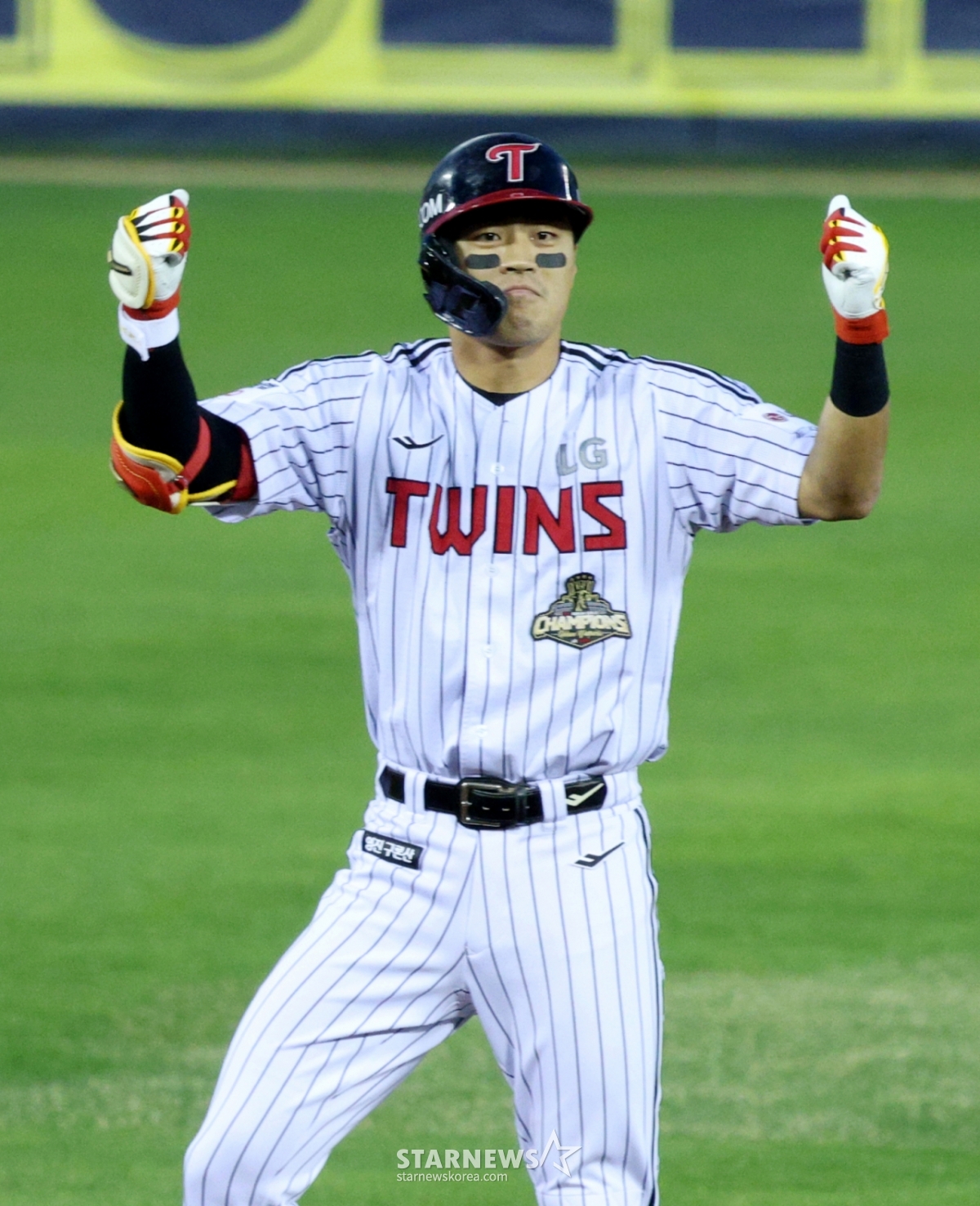 Trận đấu giữa LG Twins và Lotte Giants tại giải đấu Shinhan SOL KBO League 2026 đã được tổ chức tại sân bóng chày Jamsil, Seoul vào ngày 16.  Vào cuối hiệp 2, Chun Sung Ho của LG đang ăn mừng sau khi đồng điểm với 1 điểm đánh trúng bóng ở chốt gôn 2 và xuất phát. /Ảnh = Người chờ đợi Kim Jin Kyung 