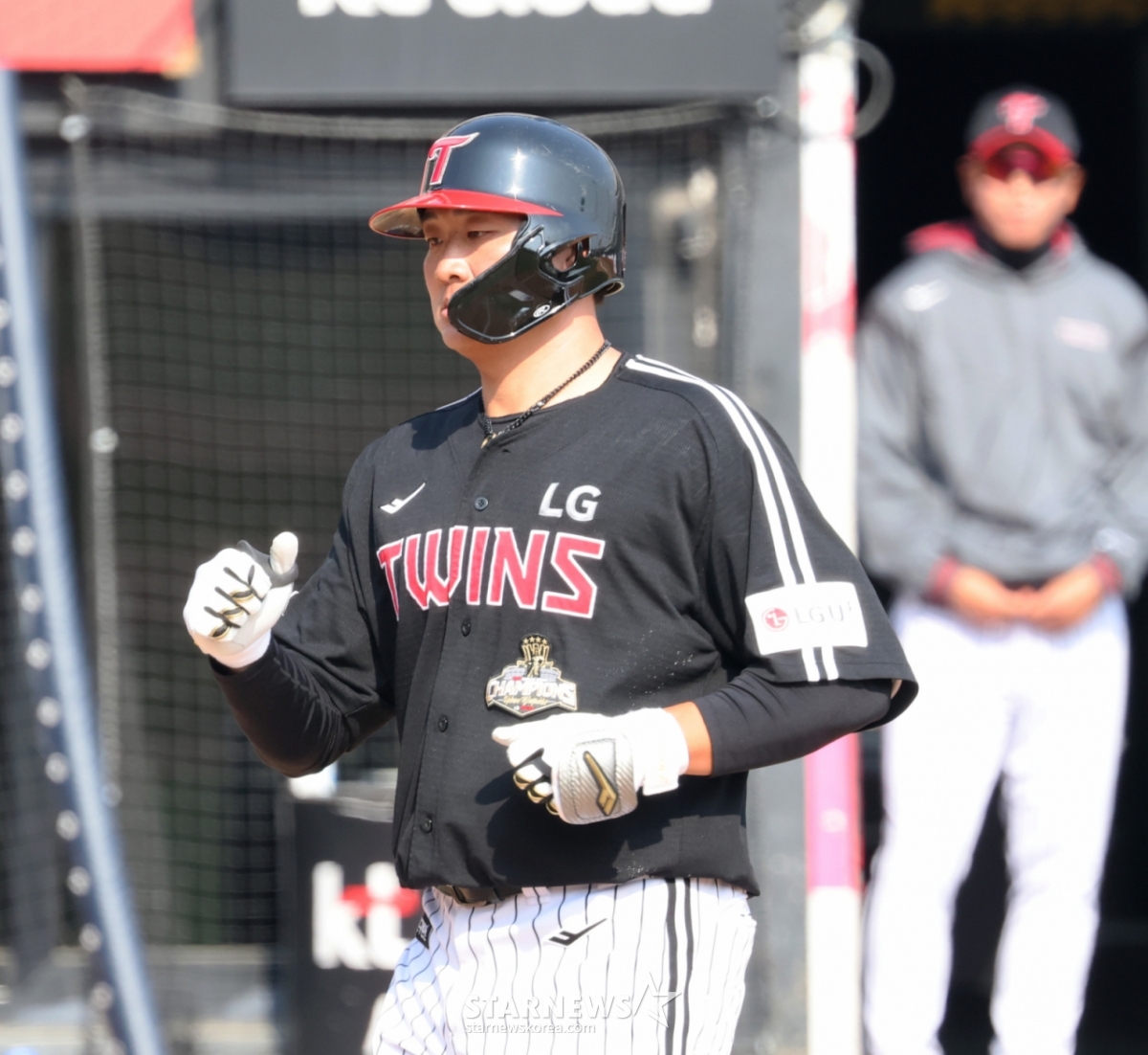 Lee Jae-won, người đánh bóng số 1 của LG, đang về nhà sau khi đánh một cú home run solo trước Kim Min-soo ở đầu hiệp 8 của trận đấu bóng chày chuyên nghiệp 2026 giữa KT Wiz và LG Twins diễn ra tại Công viên KT Wiz vào ngày 17.   Đầu hiệp 1, Lee Jae Won là người đánh bóng đầu tiên và đã đánh một cú home run solo.  2026.03.17 /Ảnh = Phóng viên cao cấp Kang Young Jo 