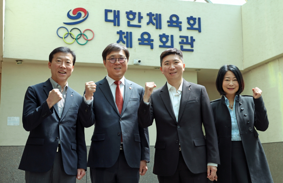 16日,文化体育观光部长官崔辉映在首尔中区大韩体育会体育会馆会见大韩体育会长刘承승민,就2026年第一届追加更正预算的体育领域后续措施进行讨论后,正在合影留念。 (左起)选手村村长金泽洙、长官崔辉映、会长刘承승민、大韩体育会事务总长金娜美。 =照片=韩国文化体育观光部提供。