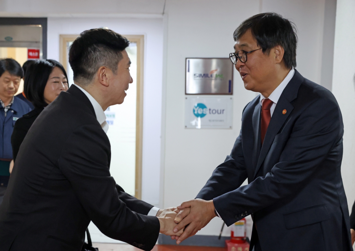 16日,文化体育观光部长官崔辉映在首尔中区大韩体育会体育会馆会见大韩体育会长刘承승민,正在互相问候。 =照片=韩国文化体育观光部提供。