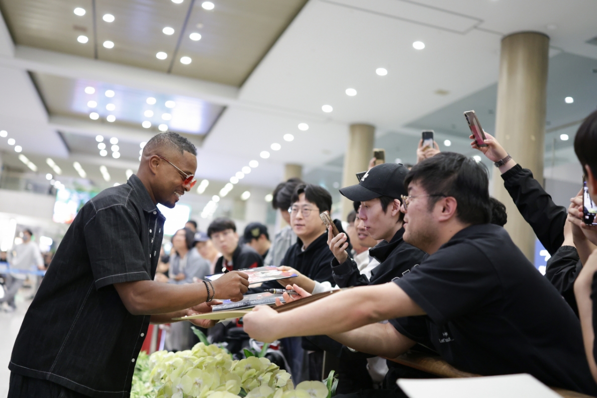 On the 16th, Patrice Evra, who arrived at Incheon International Airport, is signing autographs for fans. /Photo=Shot For Love provided