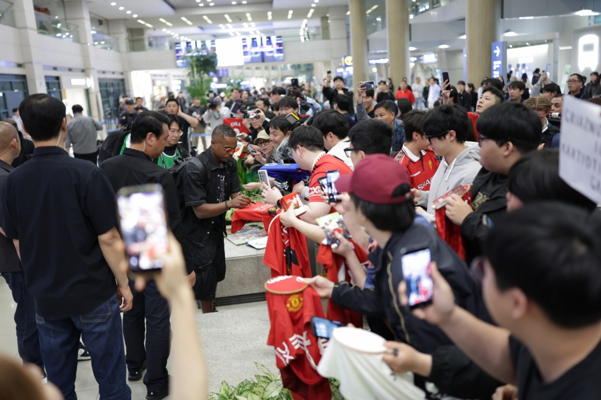 Patrice Evra xuất thân từ đội tuyển quốc gia Manchester United và Pháp đã nhập cảnh thông qua sân bay quốc tế Incheon vào ngày 16. /Ảnh = Cung cấp tình yêu với bộ suit