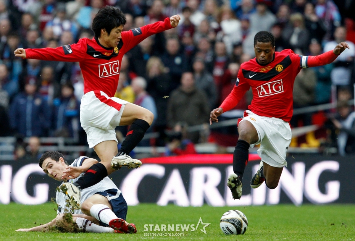 Park Ji-sung và Patrice Evra ở Manchester United năm 2010. /Reuters=Tin tức 1
