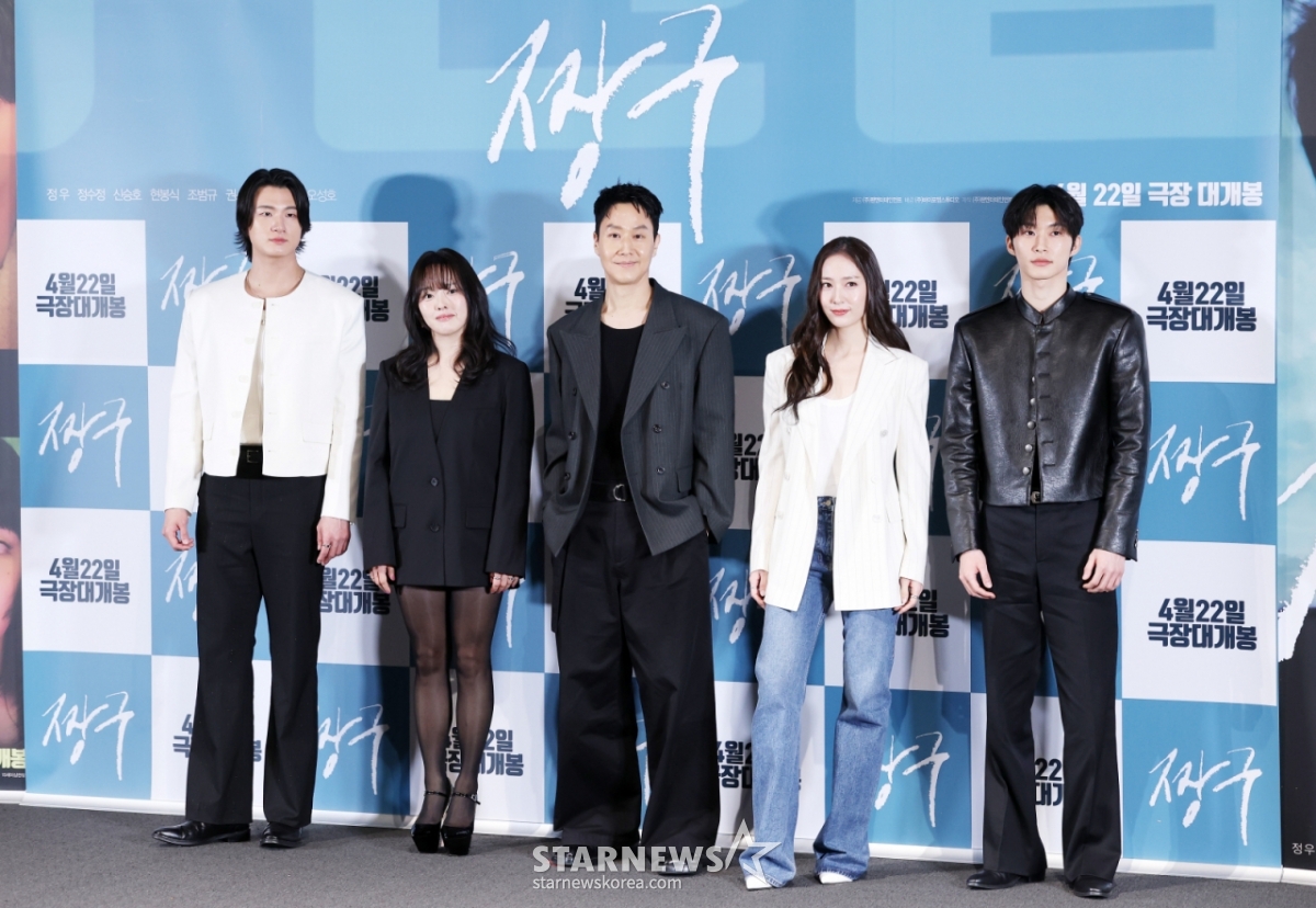 演员申胜浩、权昭贤、郑宇、郑秀晶、赵范奎16日在首尔CGV龙山IPARK购物中心举行的电影《蜡笔小新》(郑宇、吴成浩共同导演)媒体试映会及记者见面会上摆出造型,供记者们拍照。/2026.04.16/照片=金辉善hwijpg@