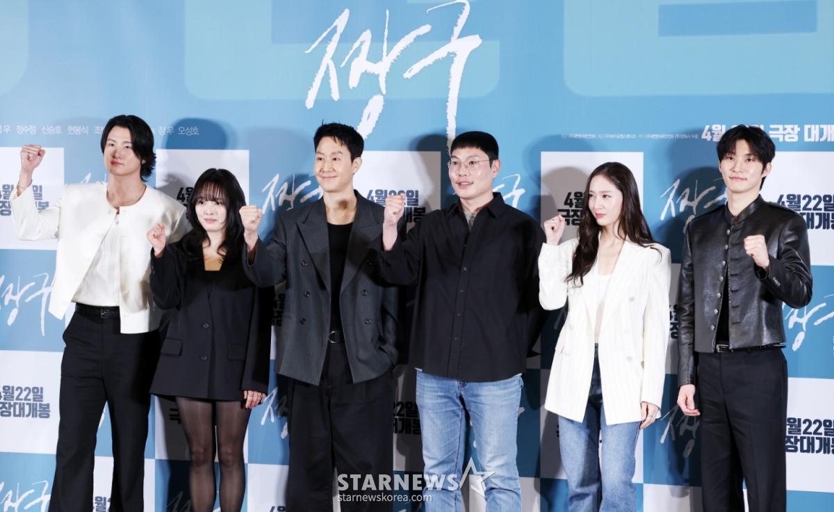 演员申胜浩、权昭贤、郑宇、吴成浩导演、演员郑秀晶、赵范奎16日在首尔CGV龙山IPARK购物中心举行的电影《蜡笔小新》(郑宇、吴成浩共同导演)媒体试映会及记者见面会上摆出造型,供记者们拍照。/2026.04.16/照片=金辉善hwijpg@