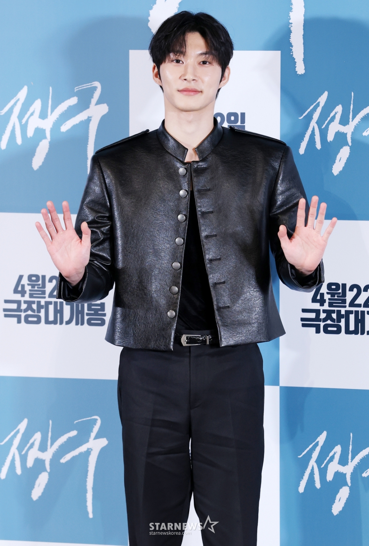 16日,演员赵范奎在首尔CGV龙山IPARK购物中心举行的电影《蜡笔小新》(郑宇、吴成浩共同导演)媒体试映会及记者见面会上摆出造型,供记者们拍照。/2026.04.16/照片=金辉善hwijpg@