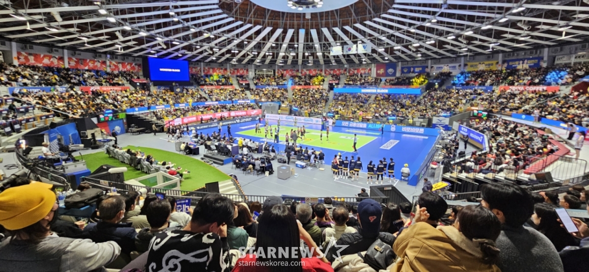On Christmas Day, the 25th, a full house gathered at the Suwon Gymnasium to enjoy volleyball during the 2025-2026 Jin Air V-League women's match between Hyundai Construction and Jeong Kwan Jang. 2025.12.25. /Photo=Senior Reporter Kang Young-jo