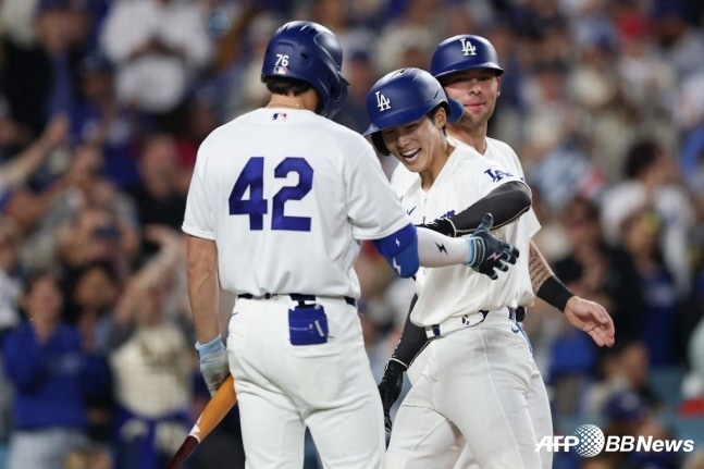 16日(韩国时间)，在美国加利福尼亚州洛杉矶优衣库球场at道奇体育场举行的纽约大都会队和2026美国职业棒球大联盟(MLB)主场比赛中，洛杉矶道奇队的金惠成在第2回合击出2分本垒打，踏上本垒后受到了队友们的欢迎。 =法新社BBNews=新闻1。