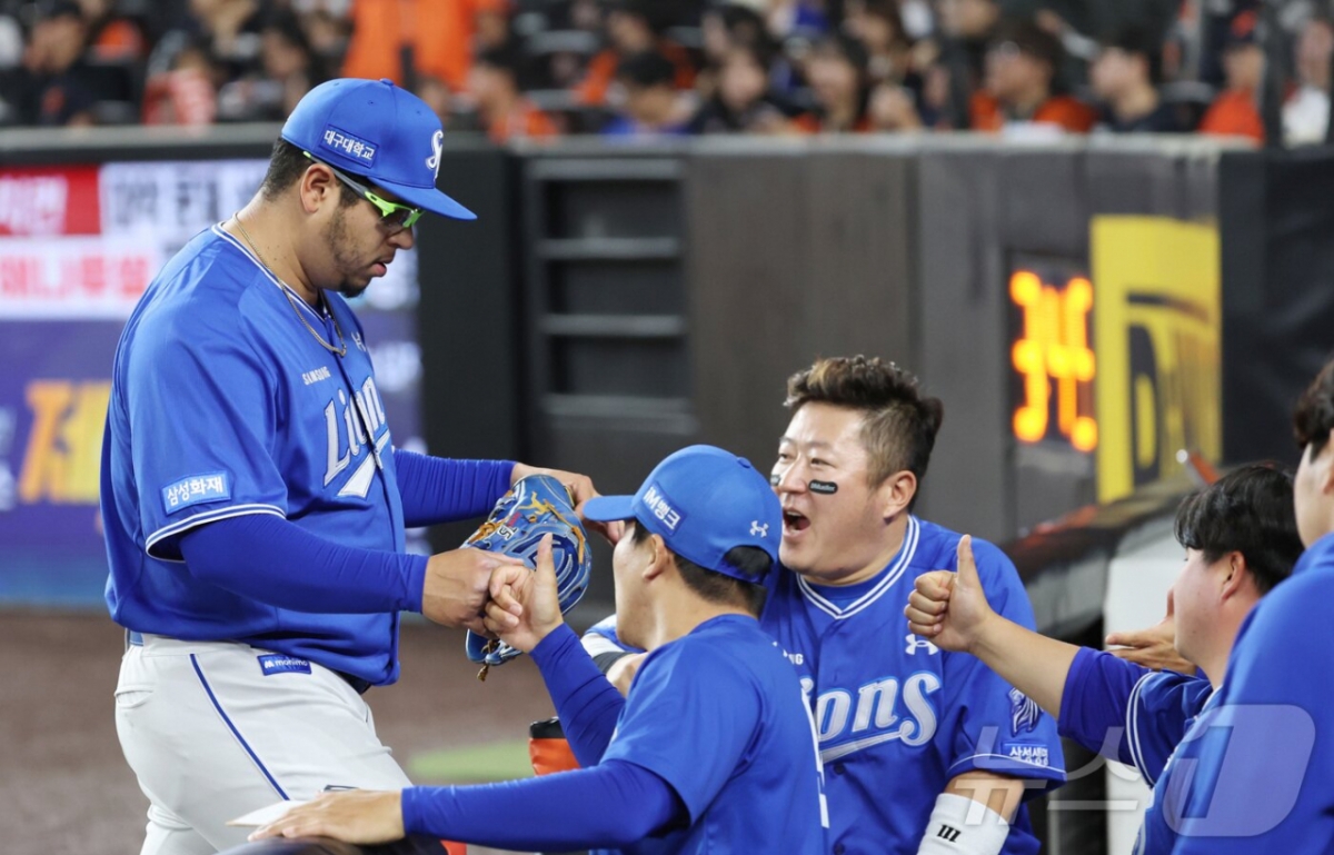 イニングを終えてダッグアウトに向かうフラド（左）。 /写真=ニュース1