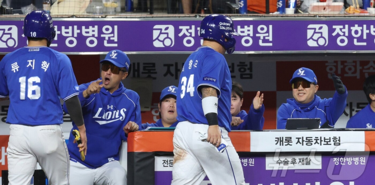 崔炯宇（チェ·ヒョンウ、中央）が同僚たちの歓迎を受けながらダッグアウトに向かっている。 /写真=ニュース1