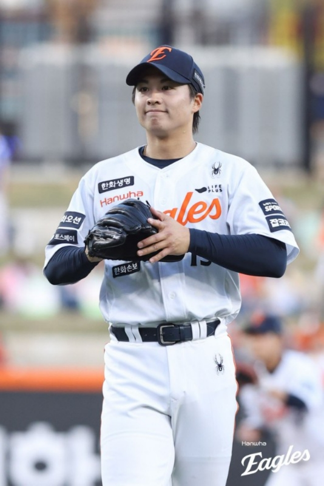 ハンファ·イーグルスのワン·イェンチョンが16日、大田(テジョン)ハンファ生命ボールパークで行われた三星(サムスン)ライオンズと2026新韓(シンハン)SOLKBOリーグのホーム試合に先発登板し、投球後、笑みを浮かべている。 /写真=ハンファ·イーグルス提供