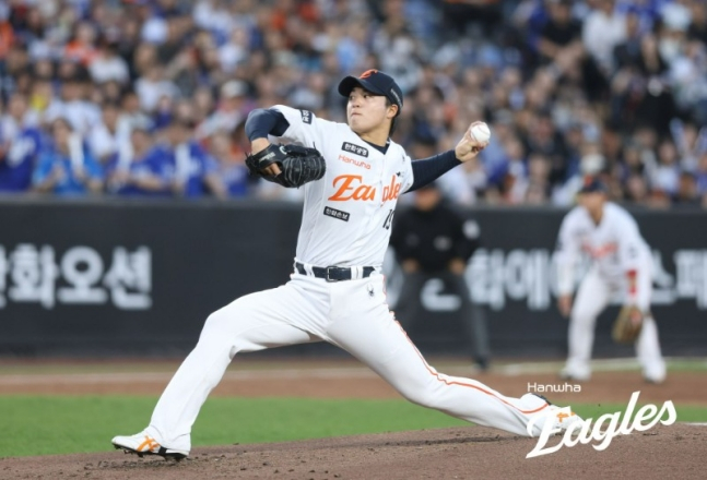 ハンファ·イーグルスのワン·イェンチョンが16日、大田(テジョン)ハンファ生命ボールパークで行われた三星(サムスン)ライオンズと2026新韓(シンハン)SOLKBOリーグのホーム試合に先発登板し、力闘を繰り広げている。 /写真=ハンファ·イーグルス提供