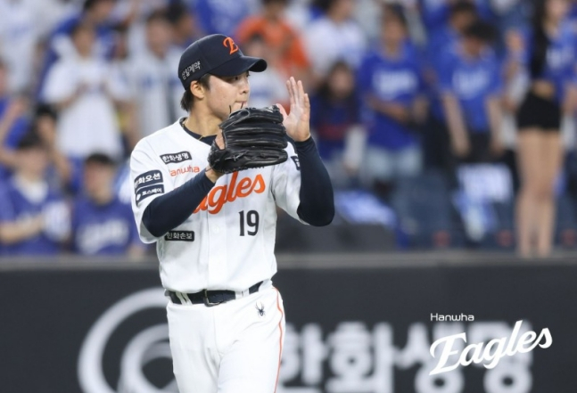 ハンファ·イーグルスのワン·イェンチョンが16日、大田(テジョン)ハンファ生命ボールパークで行われた三星(サムスン)ライオンズと2026新韓(シンハン)SOLKBOリーグのホーム試合に先発登板し、野手たちの好守備に拍手を送っている。 /写真=ハンファ·イーグルス提供