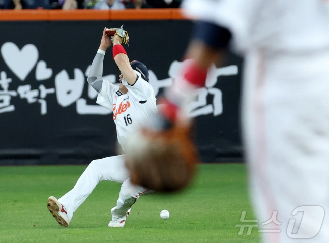 16日，在韩华生命球场举行的三星狮子队与2026新韩SOL KBO联赛主场比赛中，韩华鹰队河主席在第3回合初错失腾空球。 =照片=news1