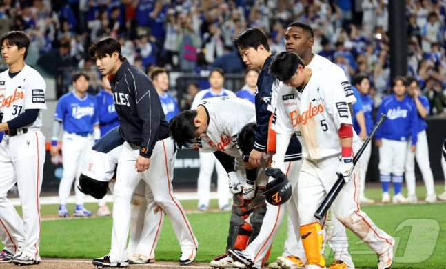 16日，韩华队在与三星队的比赛中败北后，正在向观众低头致意。 =照片=news1