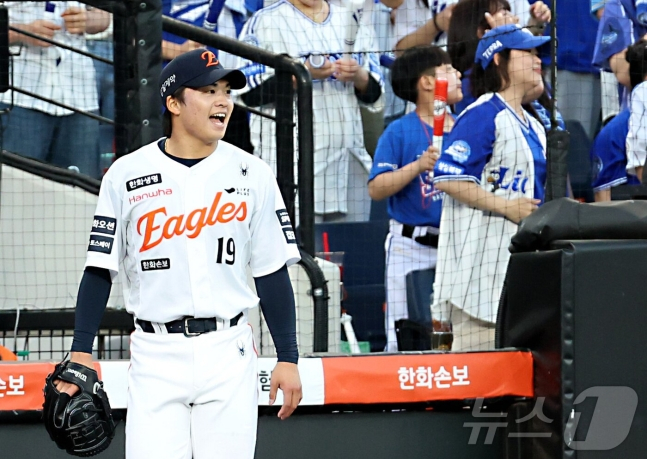 16日，在大田韩华生命球场举行的三星狮子队与2026新韩SOL KBO联赛主场比赛中，韩华鹰队投手王彦成正在观看守门员们的防守。 =照片=news1