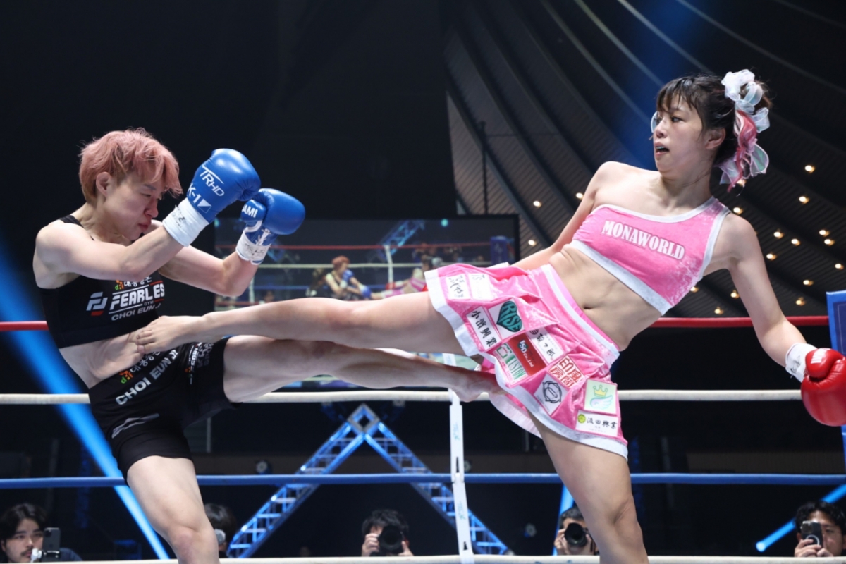 木村モナ(右)がチェ·ウンジにキックを飛ばしている。 /写真=K-1公式ソーシャル·ネットワーキング·サービス(SNS)