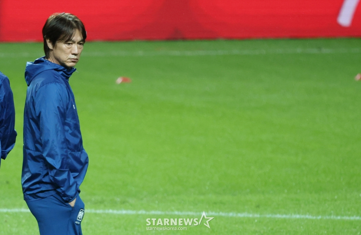 他就是国家足球队主教练洪明甫。 =照片=金镇京。