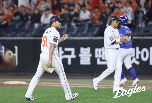 チョン·ウジュ（左）が16日、三星（サムスン）戦の2社で交代している。 /写真=ハンファ·イーグルス提供