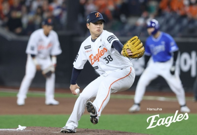 16日の三星（サムスン）戦で8回裏に登板して投球を繰り広げている金ジョンス。 /写真=ハンファ·イーグルス提供