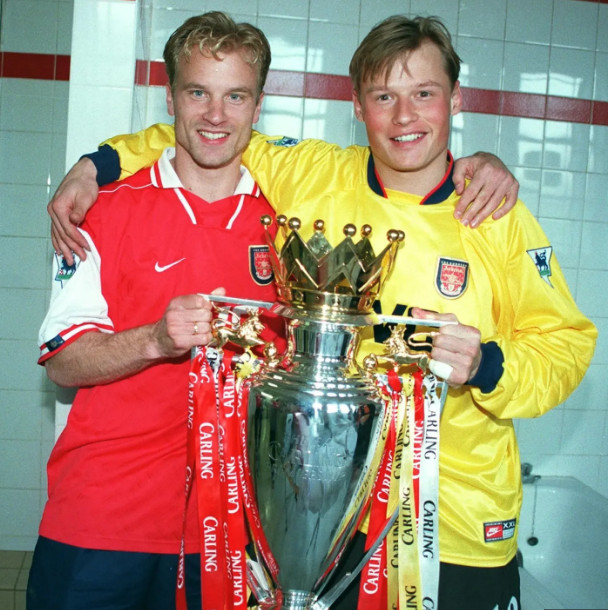 Dennis Bergkamp (trái) và Alex Maninger. /Ảnh = The Sun Galmuri