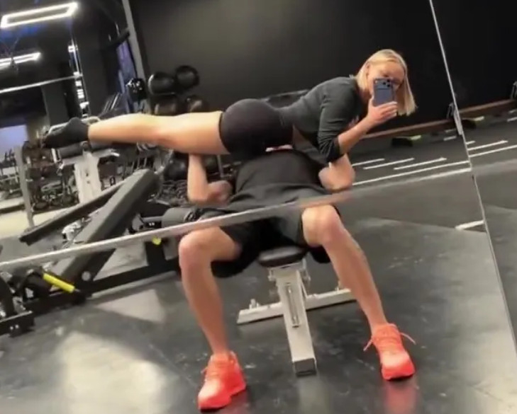 图为米哈伊洛·穆德里克（下）正在举起女朋友。 =照片=《太阳报》结束。