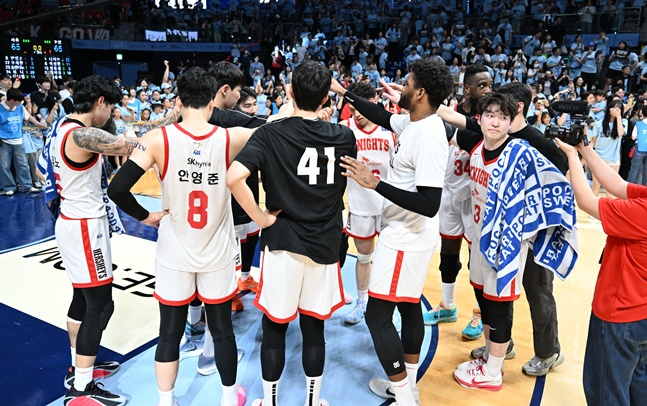 Các cầu thủ SK đang khích lệ lẫn nhau sau khi kết thúc trận đấu bò vào ngày 16. /Ảnh = KBL