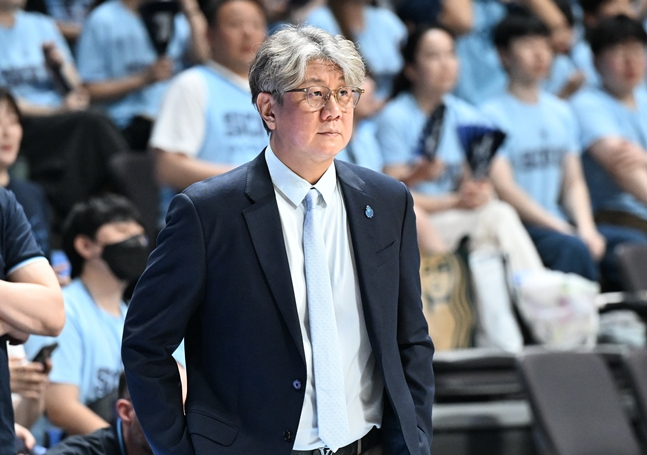 Coach Son Chang-hwan watching the game. /Photo=KBL