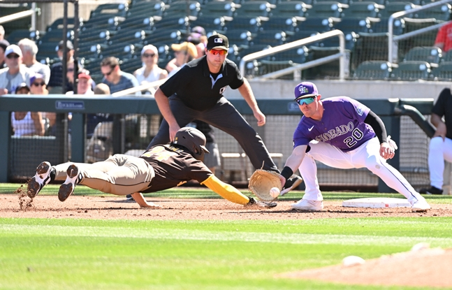 Song Seong-moon (left) sliding during a spring training game. /AFPBBNews=NEWS1