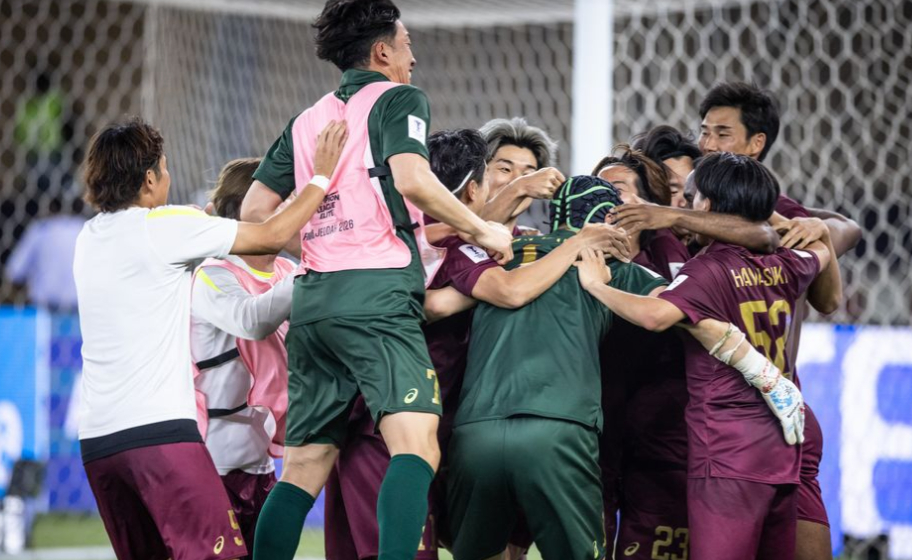 Players of Japanese club Vissel Kobe celebrate after securing their spot in the semifinals with a victory over Al Sadd in the 2025-2026 AFC Champions League Elite (ACLE) quarterfinal match held in Jeddah, Saudi Arabia, on the 17th. /Photo=AFC