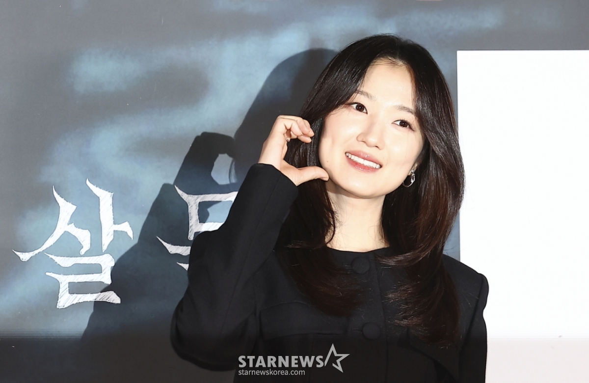 [Seoul=NEWSIS] Actress Kim Hye-yoon, who plays PD Han Soo-in in the film 'Sal Mok Ji', poses at the screening of the film 'Sal Mok Ji' held at Seoul Yongsan-gu CGV on the 24th. 2026.03.24. ks@newsis.com /Photo=Kim Geun-soo