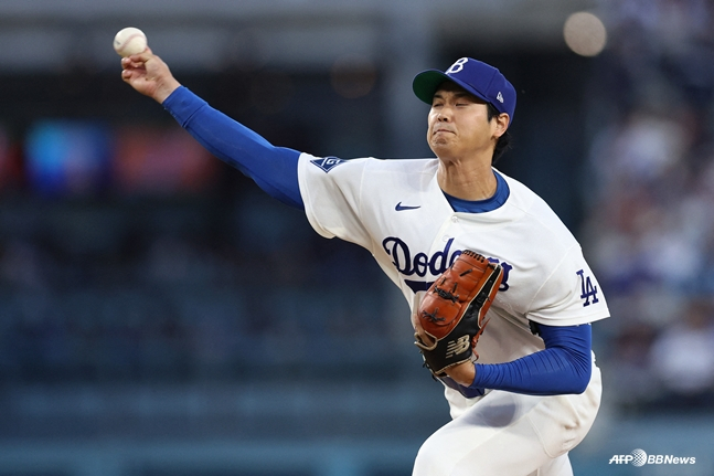 奋力投球的大谷。 =法新社BBNews=新闻1。