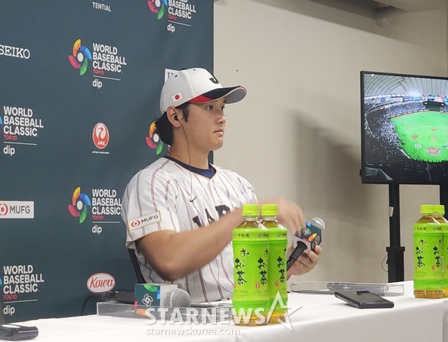 今年3月结束的世界棒球经典赛(WBC)上,大谷正就自己代言的茶饮料接受采访。 =照片=韩联社记者朴秀珍。