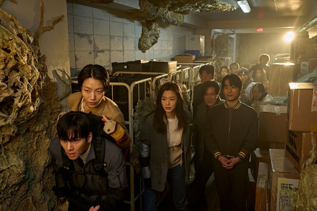 /Photo='COLONY' Report Still