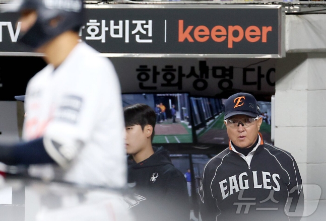 Kim Kyung-mun, manager of the Hanwha Eagles (right), watches players during the third game of the season against the Samsung Lions at Daejeon Hanwha Life Eagles Park on the 16th. /Photo=NEWS1