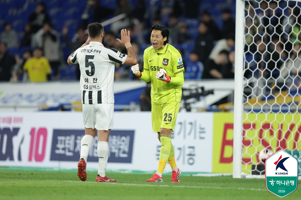 图为，本月15日在蔚山文殊足球场举行的蔚山HD战胜利后，FC首尔队的具成允（右）和雅赞（音）。 =图为，韩国职业足球联盟提供。