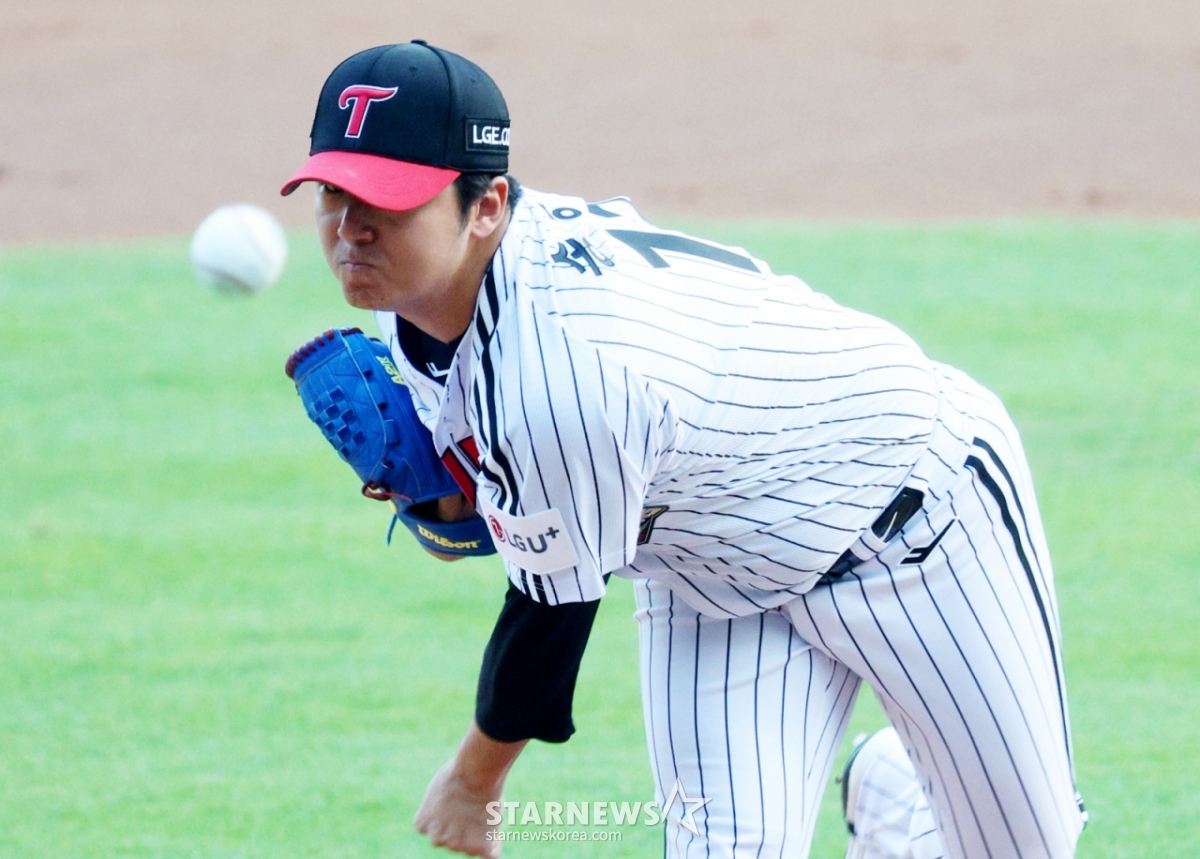 2026新韓（シンハン）SOLKBOリーグ、LGツインズ対ロッテジャイアンツの試合が14日、ソウル蚕室（チャムシル）野球場で行われた。  LG先発の宋承基（ソン·スンギ）が力投している。 /写真=キム·ジンギョン待機者
