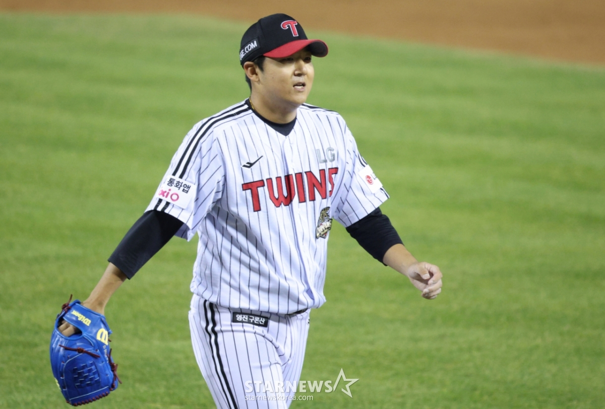 2026新韓（シンハン）SOLBankKBOリーグLGツインズ対KIAタイガースの試合が1日、ソウル蚕室（チャムシル）野球場で行われた。  LG先発の宋承基（ソン·スンギ）が5回交代され、残念がっている。 /写真=キム·ジンギョン待機者