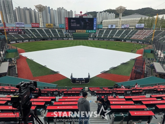 '지금 취소되면 4월엔 힘든데' 정훈 은퇴식 정말 미뤄지나, 방수포 덮인 사직구장... 빗방울마저 굵어진다 [부산 현장]