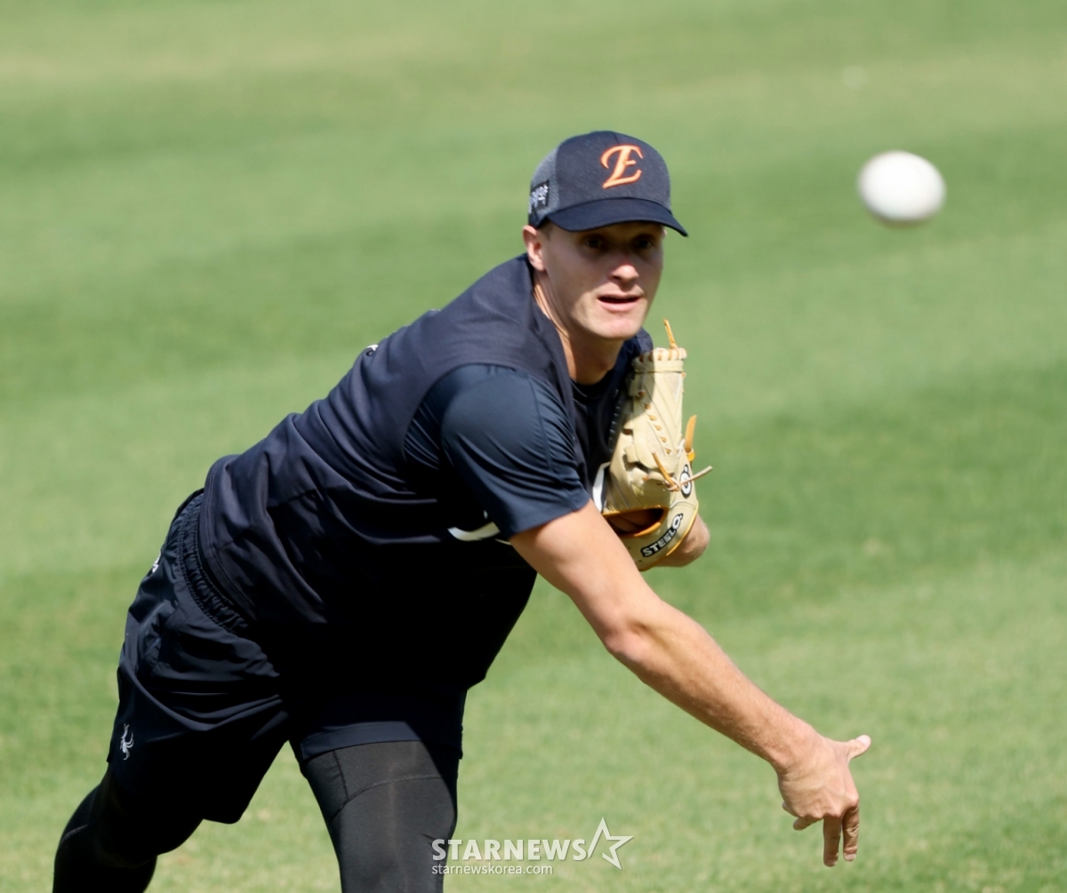 15日,在大田韩华生命球场举行的2026KBO联赛韩华老鹰队和三星狮子队比赛之前,韩华杰克库欣正在投球。  金庆文教练把状态低迷的金瑞贤的终场保职交给了杰克库欣。 =图为，2026.04.15.