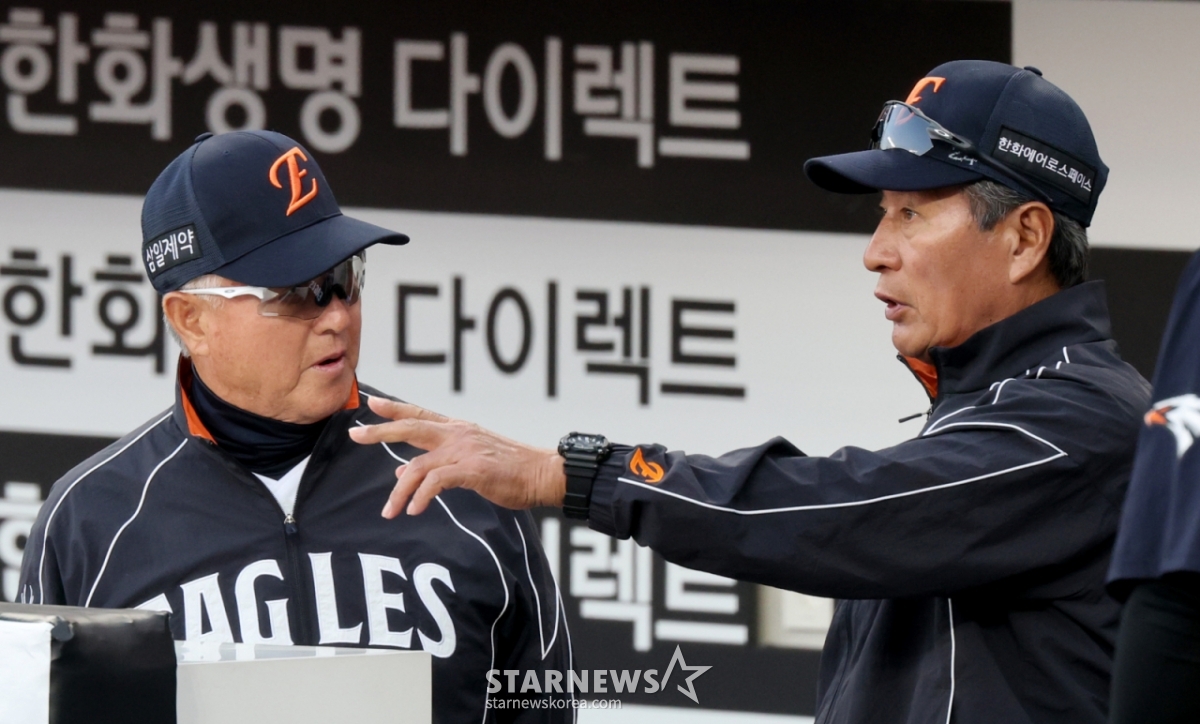Hanwha Manager Kim Kyung-moon (left) is seen talking with Yang Seung-gwan (Senior) coach while waiting for the start of the 2026 KBO League Hanwha Eagles vs. Samsung Lions game at Daejeon Hanwha Life Eagles Park on the 15th, 2026. /Photo=Senior Reporter Kang Young-jo