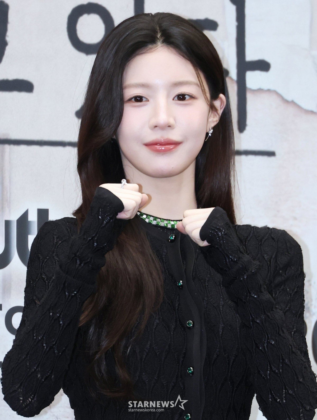 Chiều 17/4, diễn viên Go Yoon Jung đang tạo dáng tại buổi họp báo ra mắt phim truyền hình thứ Bảy, thứ Bảy, thứ Bảy, thứ Bảy, JTBC (JTBC) mang tên "Tất cả đang chiến đấu với sự vô giá của bản thân".   Ngày 18/3, bộ phim truyền hình All About You đang chiến đấu với sự vô giá trị của bản thân sẽ lên sóng tập đầu tiên vào ngày 18/4 để theo đuổi sự tìm kiếm hòa bình của con người, vốn bị cô đơn vì ghen tuông và thời điểm một mình không được giải tỏa. /2026.04.17 /Ảnh = Photoguy@ Lee Dong Hoon