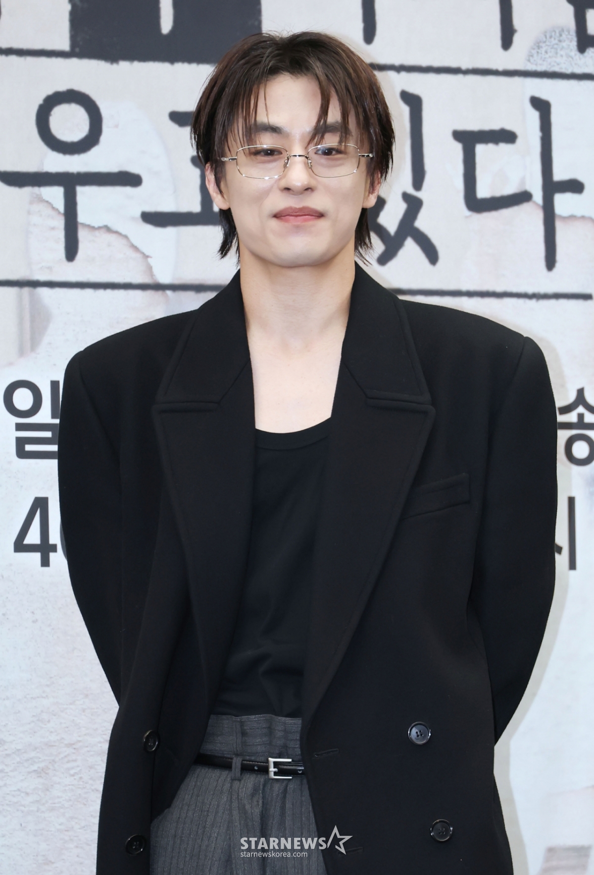 Актер Ку Биржи позирует во второй половине дня 17-го числа в отеле Стэнфорд в Сангам-дон, Мапо-гу, Сеул, на презентации производства субботней драмы JTBC «Все сражаются со своей ничтожностью».   18-го числа будет транслироваться драма «Каждый борется со своей бесценностью», которая следует за поиском мира человека, который страдает от ревности и времени, когда он не был один среди своих хороших друзей. /2026.04.17 /Фото = Ли Дон Хун Фотогуи@