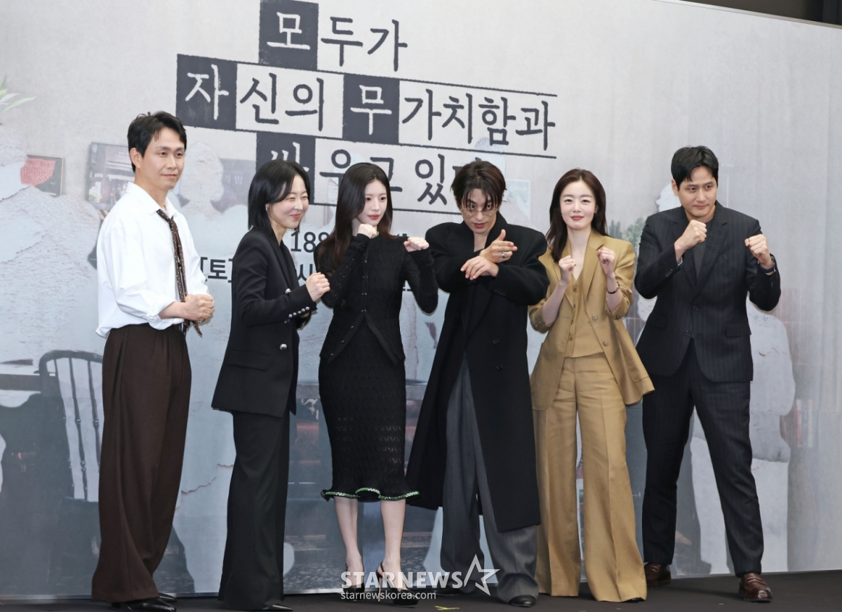 Actors Oh Jung-se, Kang Mal-geum, Go Yoon-jung, Koo Kyo-hwan, Han Sun-hwa, and Park Hae-joon pose at the production conference for the JTBC Saturday-Sunday drama 'Everyone Is Fighting Their Own Worthlessness,' held at the Stanford Hotel in Sangam-dong, Mapo-gu, Seoul, on the afternoon of the 17th. The drama, which follows humans seeking peace as they struggle with madness born of envy and jealousy when they are the only ones unable to cope among accomplished friends, will premiere on the 18th. /2026.04.17 /Photo=Lee Dong-hoon photoguy@