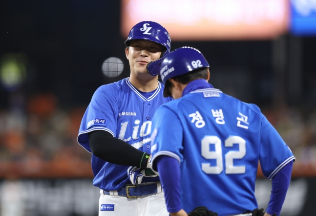 Samsung Lions' Jeon Byung-woo (left) smiles after hitting a two-run single during a game against the Hanwha Eagles on the 16th. /Photo=Provided by Samsung Lions