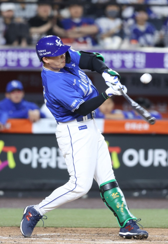 Samsung Lions' Jeon Byeong-woo (left) hits a single during a game against the Hanwha Eagles on the 16th. /Photo=Provided by Samsung Lions