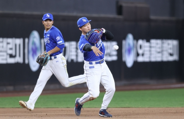 Samsung Lions' Jeon Byung-woo (right) is seen playing third base defense during a game against the Hanwha Eagles on the 16th. /Photo=Provided by Samsung Lions