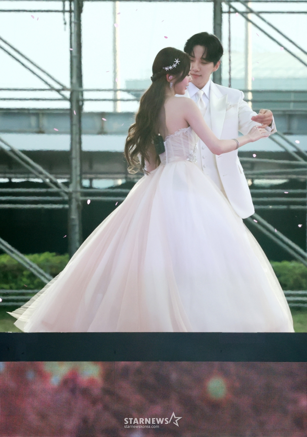 Ли Джун Хо и Чан Вон Ён выходят на сцену в качестве MC на "10th Anniversary Asian Artist Awards 2025" (10th Anniversary Asian Artist Awards 2025, '10th Anniversary AAA 2025', организованной Star News на Национальном стадионе Гаохун 6-го числа.  2025.12.06 /Фото = Imperial tjdrbs23@